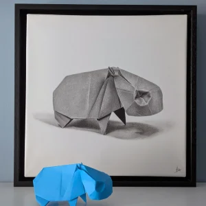 Dessin hyperréaliste avec un effet 3D représentant un origami d'un hippopotame, réalisé par l'artiste Magali Lapeyre-Mirande, sur papier aquarelle tendu sur châssis et dans une caisse américaine